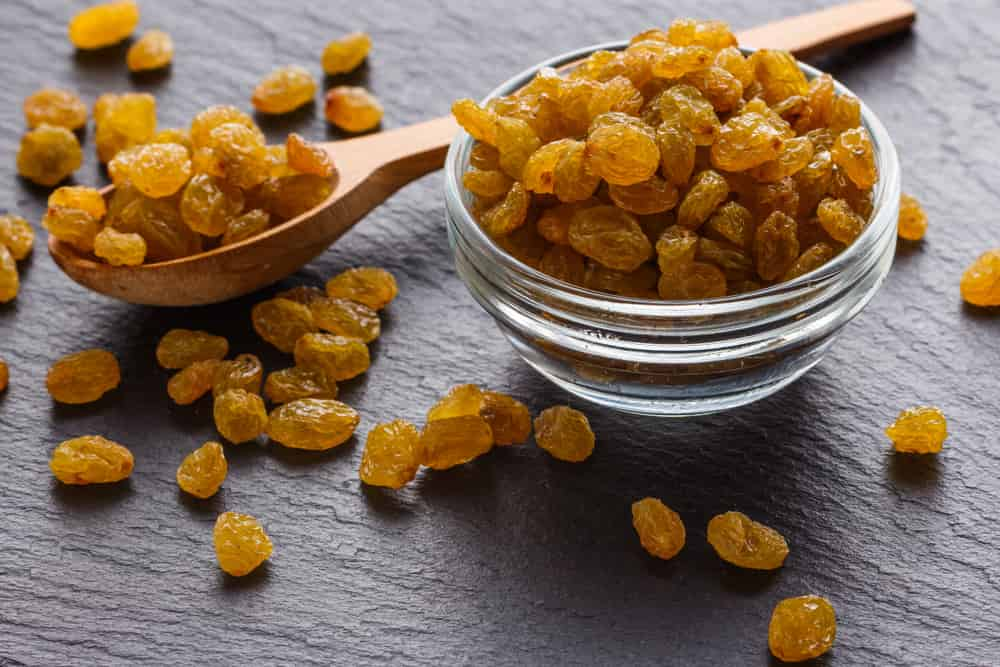 dried golden raisins nutrition facts + benefits