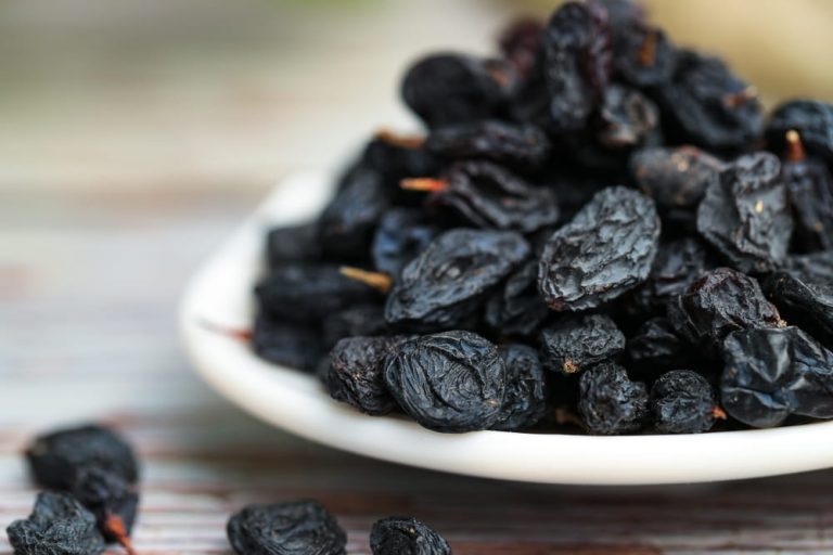 organic black raisins with seeds