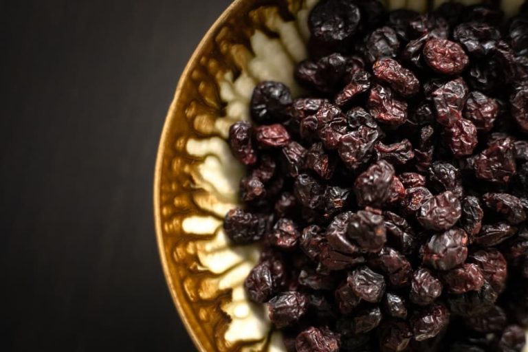 black raisins with seeds