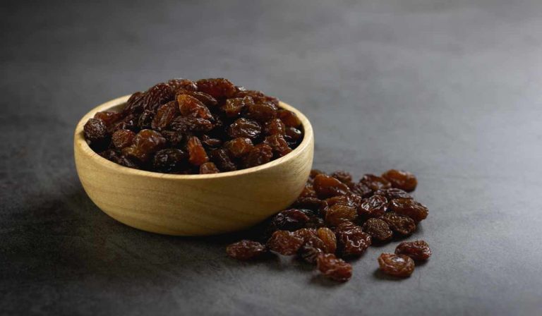 raisins calories